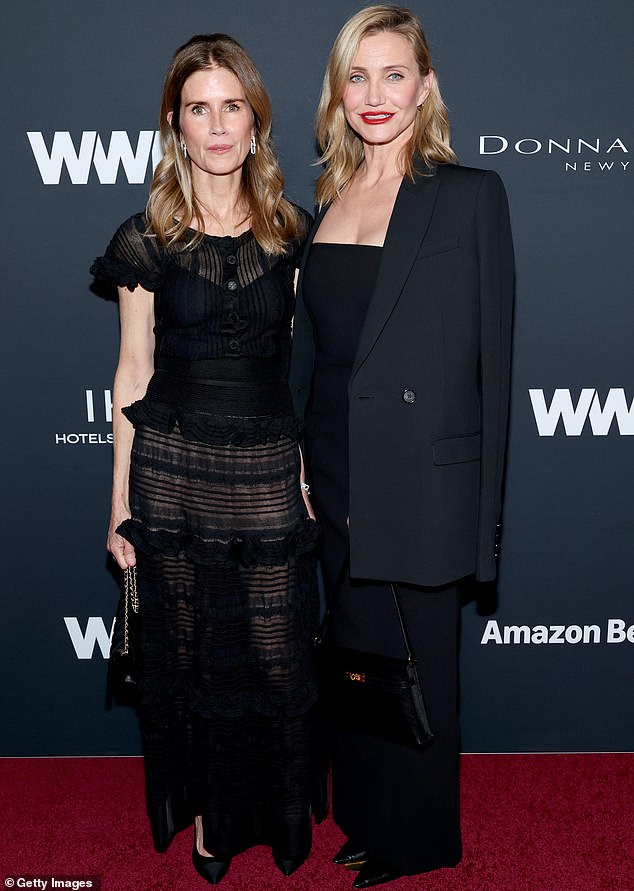 لفتت دياز الأنظار وهي ترتدي فستانًا أسودًا وصل إلى كاحليها ولف سترة سوداء على كتفيها