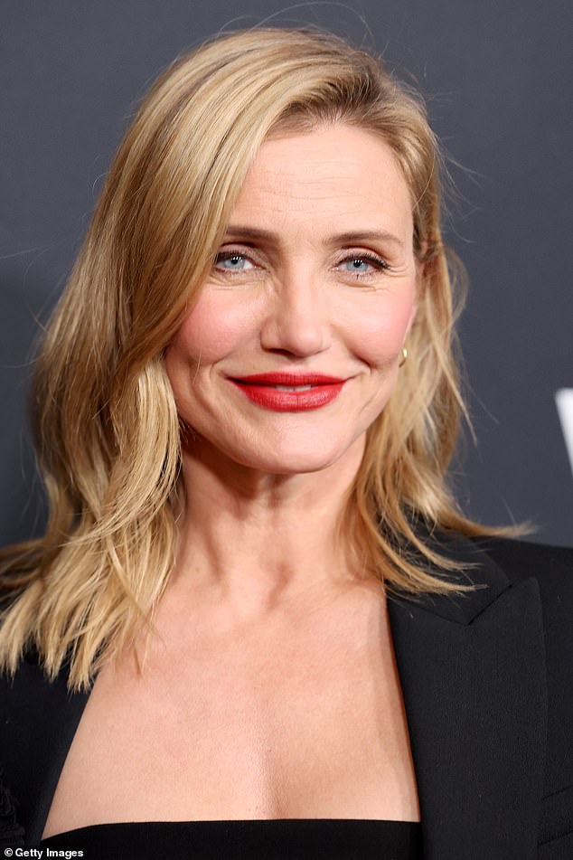 لفتت دياز الأنظار وهي ترتدي فستانًا أسودًا وصل إلى كاحليها ولف سترة سوداء على كتفيها