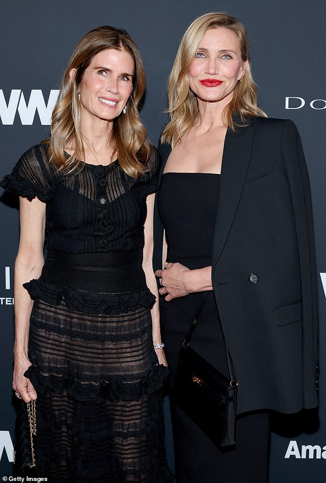 كما رافقت صديقتها المقربة وفنانة الماكياج غوتشي ويستمان - التي تم تكريمها في حفل توزيع جائزة فنانة مكياج السجادة الحمراء لعام 2026.