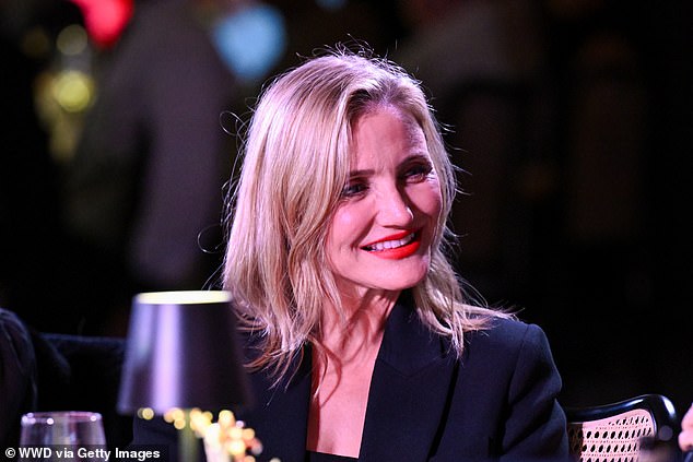 تمت إضافة أحمر الخدود الدافئ إلى عظام وجنتيها للحصول على توهج مشع بينما تم وضع لون الساتان الأحمر النابض بالحياة على شفتيها