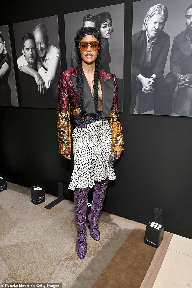 ارتدت تيانا تايلور حمالة صدر تحت سترة قصيرة ملفتة للنظر مع طية صدر السترة من الحرير الأسود