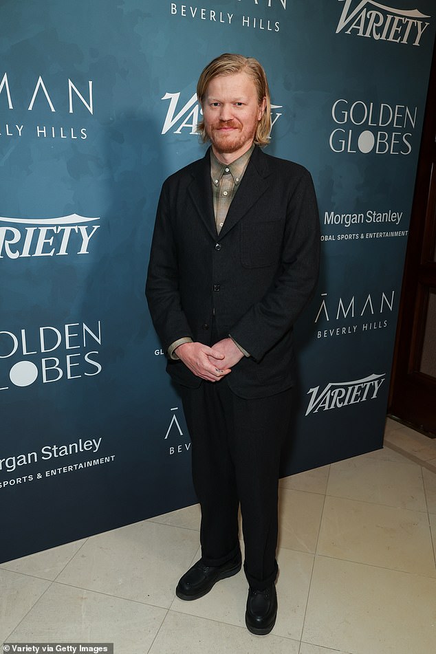 ابتسم جيسي بليمونز، الذي تم ترشيحه لجائزة جولدن جلوب عن أدائه في Bugonia، أمام الكاميرات وهو يرتدي بدلة سوداء ملتوية وقميصًا منقوشًا