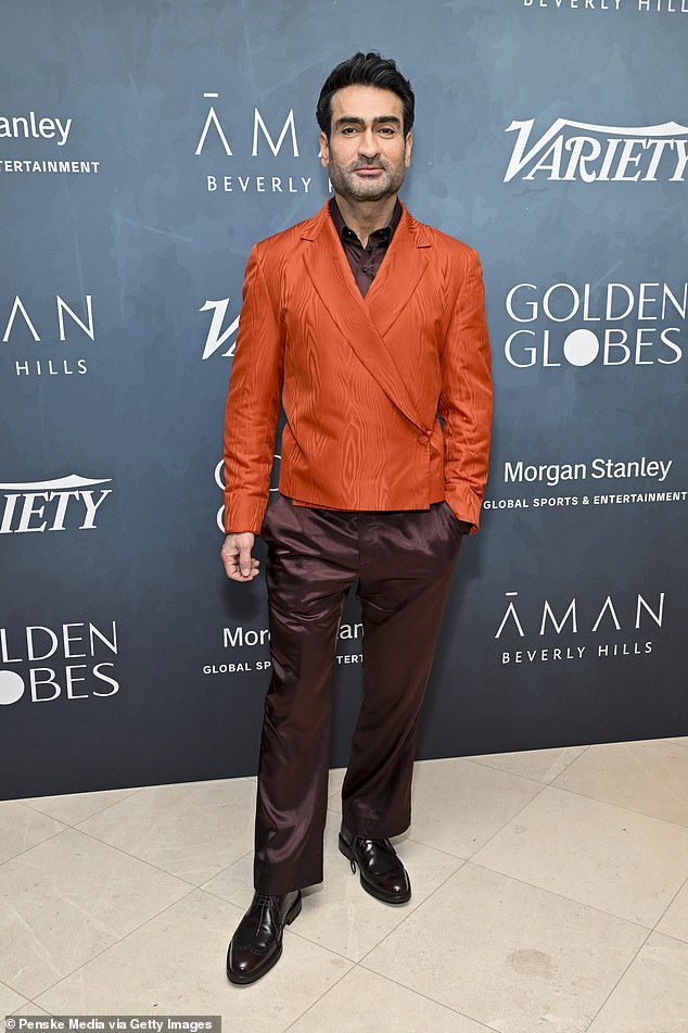 ارتدى Kumail Nanjiani قطعة كبيرة من Marvel هذه المناسبة بسترة برتقالية زاهية وسروال من الساتان باللون العنابي وحذاء رسمي بني لامع