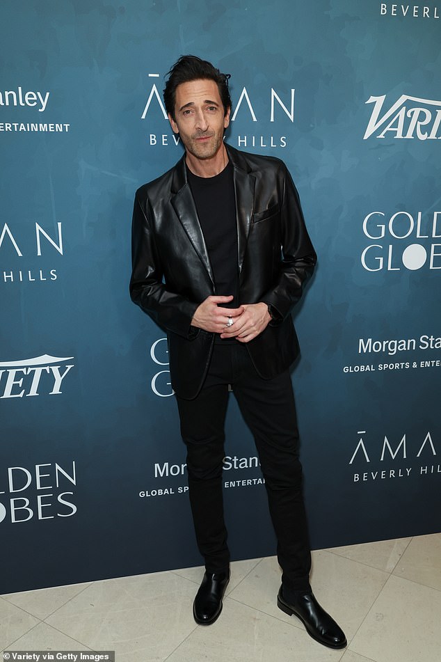 بدا أدريان برودي الحائز على جائزة الأوسكار رائعًا دون عناء في زي أسود بالكامل يتضمن سترة جلدية وبنطلونًا ضيقًا