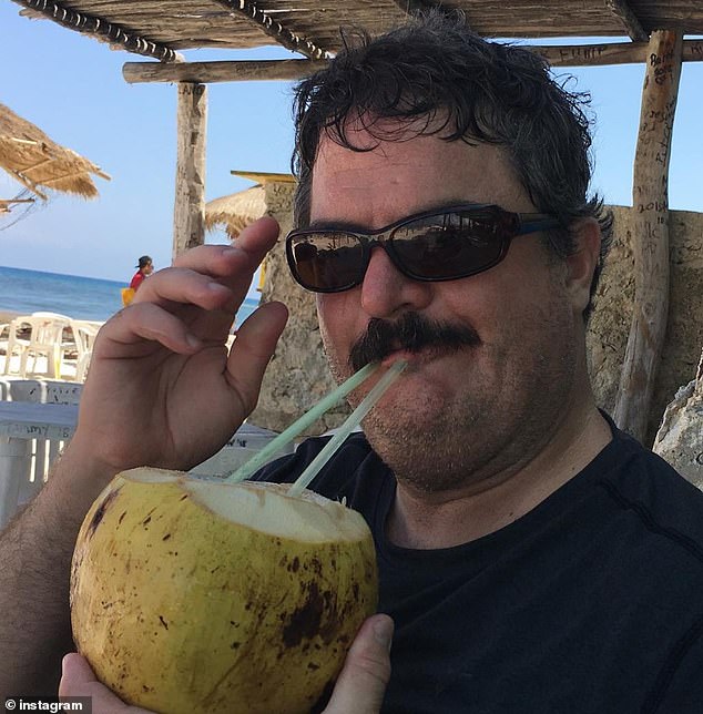 وقال مازحا إن أعراضه أعفته من 