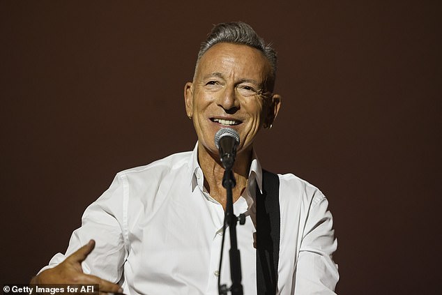 يقال إن راديو أبسولوت سيقوم بمراقبة العبارة عند تشغيل الأغنية على محطتهم