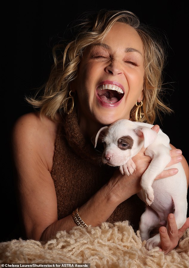 تبنت الممثلة، وهي من أكبر المدافعين عن إنقاذ الحيوانات، العديد من الكلاب على مر السنين