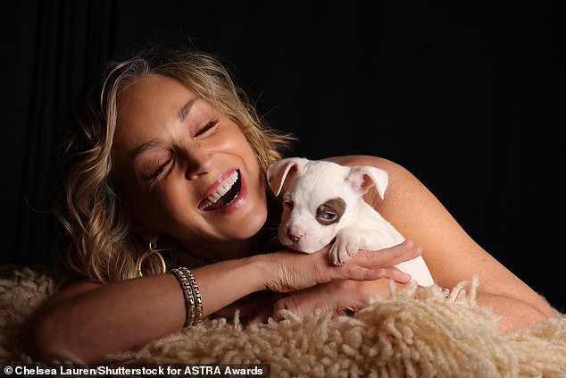 وبدت شارون، وهي تعرض أحدث إضافاتها، أكثر سعادة من أي وقت مضى وهي تبتسم لالتقاط الصور الجميلة