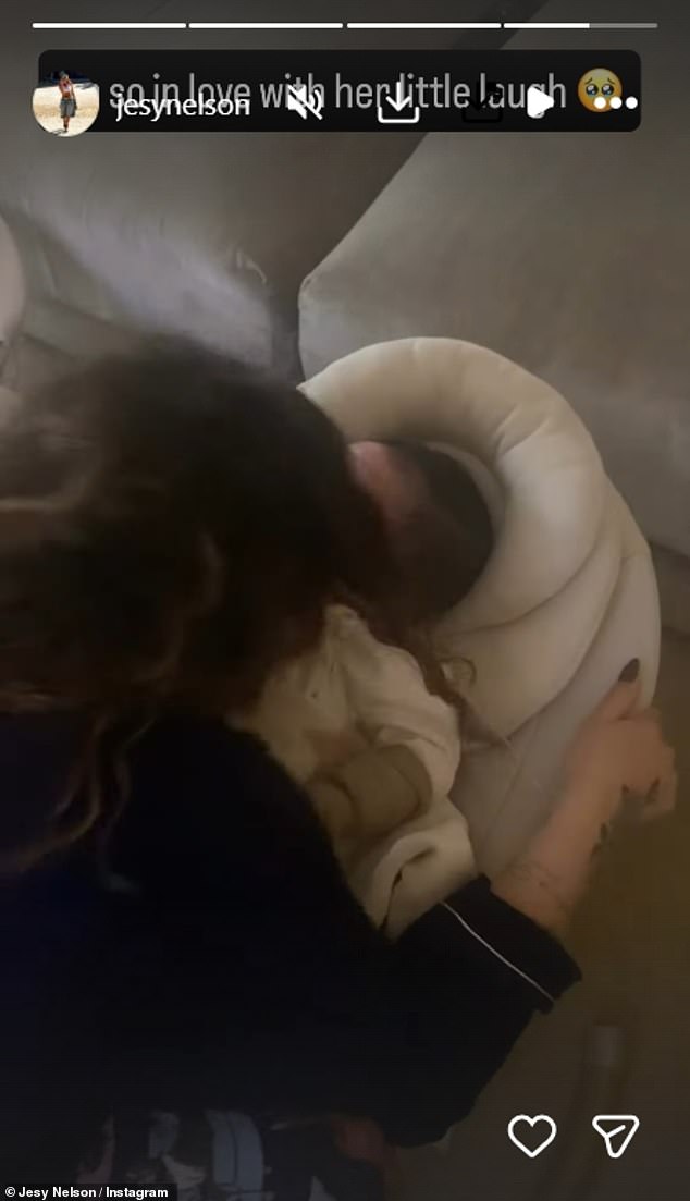 في المقطع، تظهر جيسي وهي تتهادى على ابنتها التي تصرخ وتضحك ردًا على ذلك وهي جالسة على كرسي هزاز للأطفال.