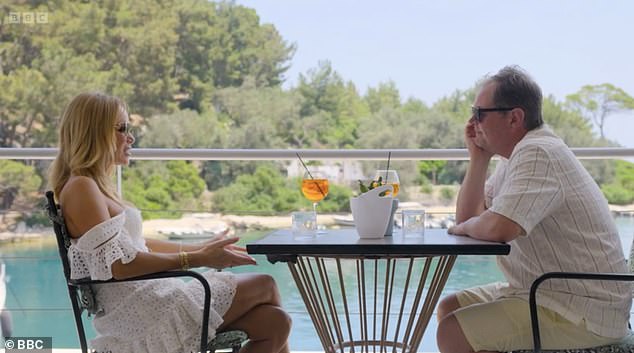 شوهد الفائز ببرنامج Celebrity Traitors، 49 عامًا، والشخصية الإعلامية، 54 عامًا، وهما يحتسيان كوكتيلات Aperol Spritz في الشمس أثناء أخذهما استراحة من التصوير والتفكير في مدى سرعة تحرك الحياة، وكيف مرا بالطلاق.