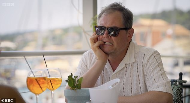 واعترف الممثل الكوميدي بأن الثقة هي أكبر صراع له عندما يتعلق الأمر بمقابلة شخص جديد. وقال وهو يثق في أماندا: 