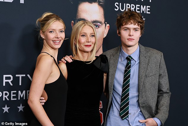 وقالت الأم لطفلين إن ابنتها أبل، 21 عاماً، اعتقدت أن مشهد التقبيل لها كان “رائعاً”. بالترو في الصورة مع أطفالها في العرض الأول لفيلم مارتي سوبريم في نيويورك