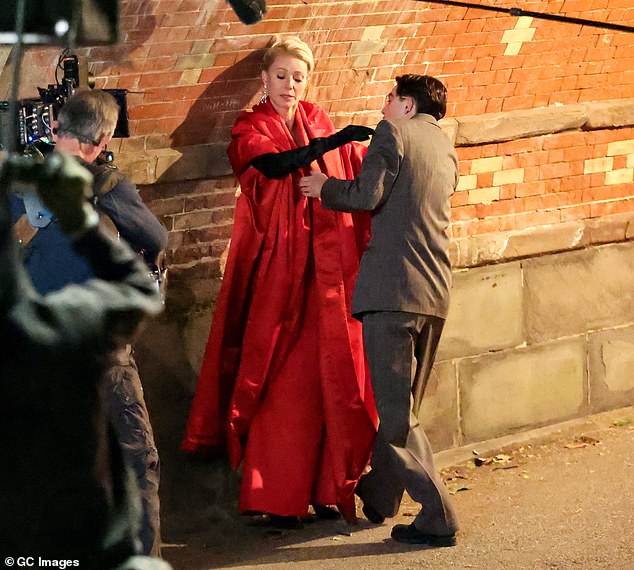 وقالت بالترو إنه كان هناك منسق حميمي في موقع التصوير لتوجيه الممثلين خلال مشاهدهم الساخنة والثقيلة