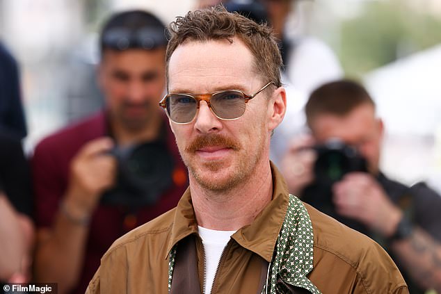 هبط الرجل البالغ من العمر 49 عامًا على مروج العقار المشذبة واستقبله بفنجان من الشاي.