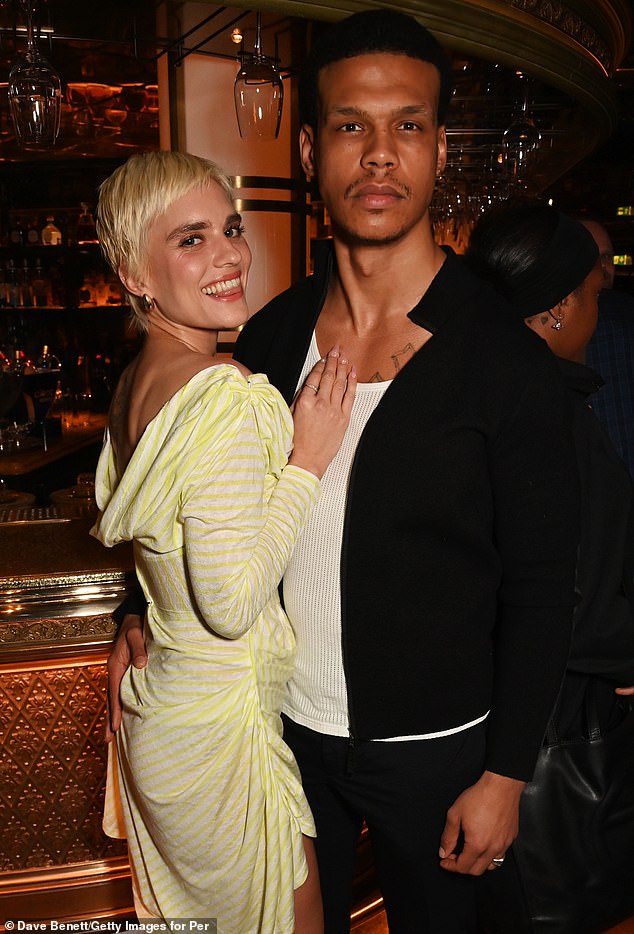 قامت تايجرليلي تايلور بالتنقيب في اللقطات من كاميرا جرس الباب الخاصة بها لترى بالضبط ما يفعله صديقها المنتج الموسيقي مكولو لي.