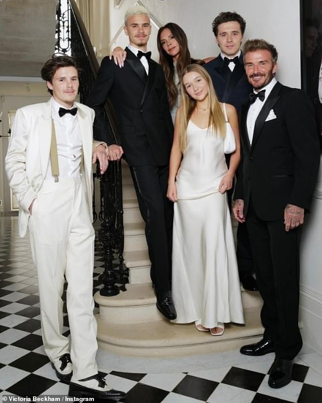 أكد كروز، شقيق بروكلين الأصغر، في وقت سابق أن بروكلين حظرت عائلته بأكملها على وسائل التواصل الاجتماعي بعد تقارير عن إلغاء متابعتهم له.