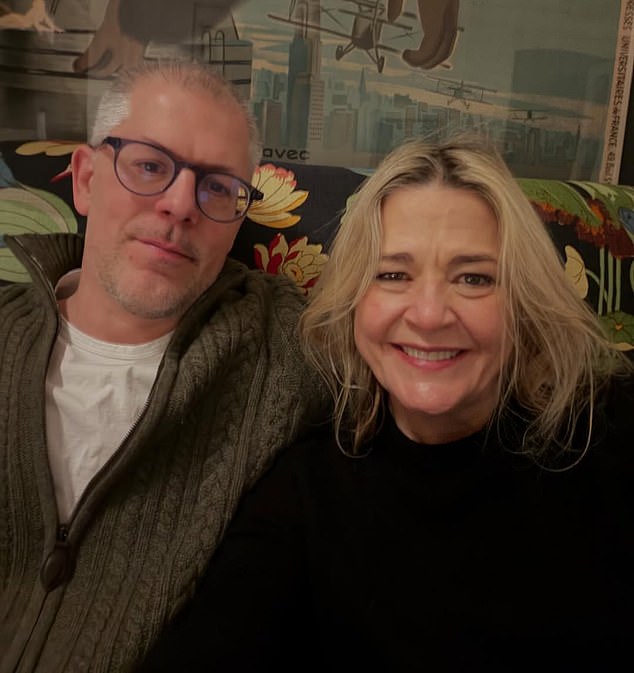 هارييت، البالغة من العمر 53 عامًا، متزوجة من تاجر مليونير في المدينة، ويقول أصدقاؤها مازحين إنهم 