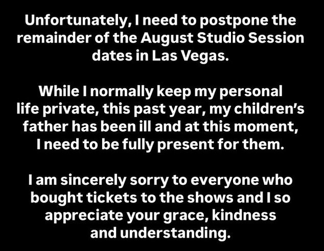 قبل يوم واحد من إعلان وفاته، لجأت كلاركسون إلى إنستغرام للإعلان عن تأجيل ما تبقى من حفلات إقامتها في لاس فيغاس لشهر أغسطس 2025.