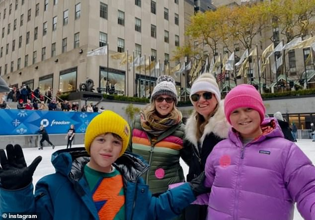 لقد قامت مؤخرًا بتحميل لقطة عائلية نادرة مع ريفر وريمنجتون أثناء قيامهما بالتزلج على الجليد في مركز روكفلر في مدينة نيويورك خلال موسم العطلات