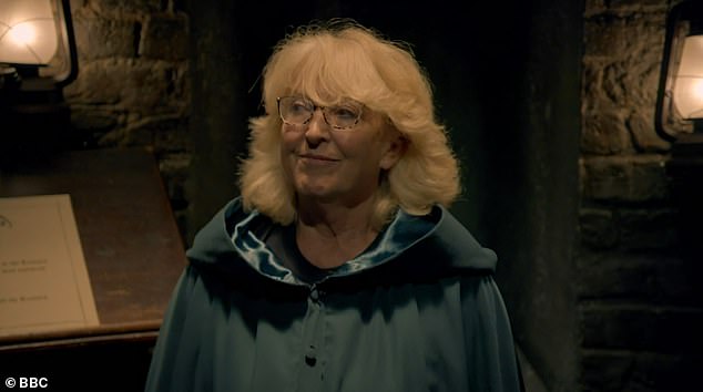 ولكن بعيدًا عن العرض، تعمل فيونا كمستشارة دعم لمجلس سوانسي حيث تساعد الأشخاص المستضعفين