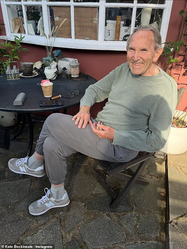 وبعد مرور عامين، أوضحت كيت، 52 عامًا، كيف كانت لا تزال تكافح من أجل التأقلم مع الخسارة، وشاركت كيف أن الذكرى السنوية لوفاته جعلتها غارقة في مشاعر 