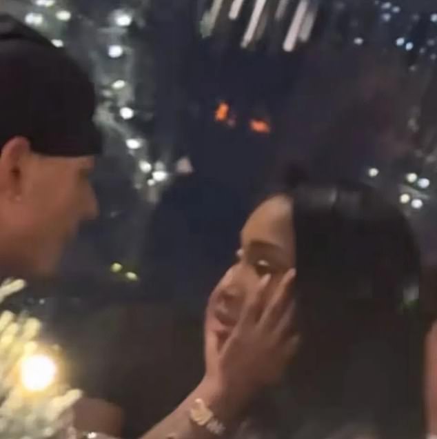 يمكن رؤية إنديا على الفور وهي تمسك وجهها في حالة صدمة بعد القبلة المشبعة بالبخار، والتي يُزعم أنها حدثت في 3 ديسمبر في منطقة Duck And Waffle الساخنة في لندن.