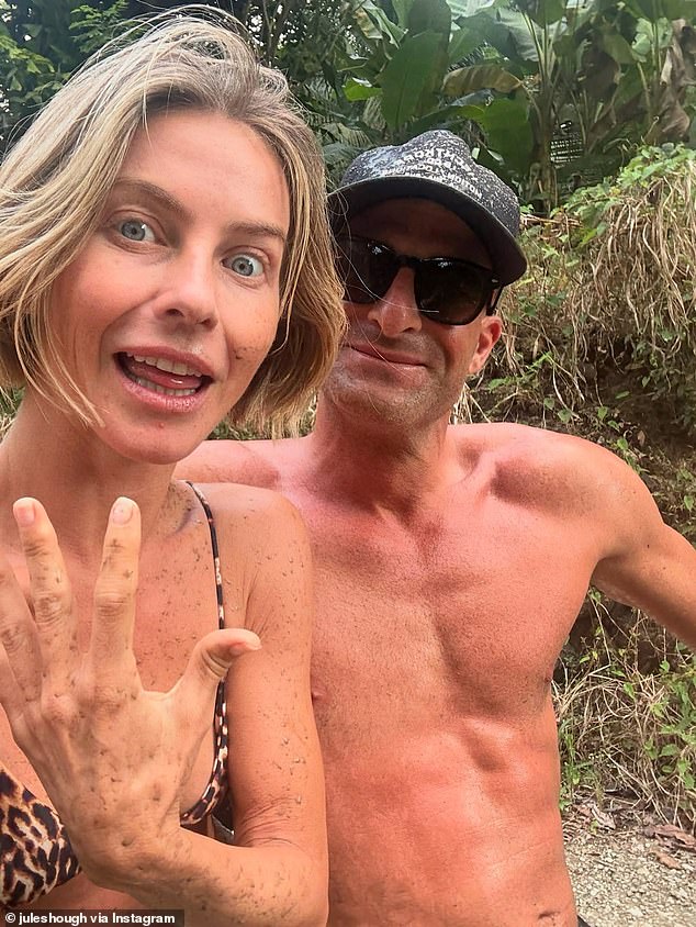 شوهد هوغ أيضًا مع صديقه الذي كان يرتدي قميصًا ويرتدي نظارات