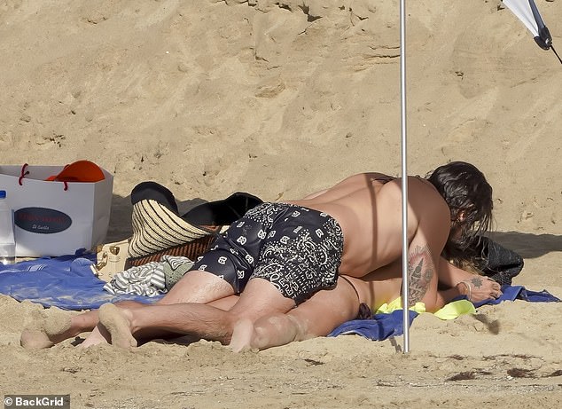 وسيحتفل النجمان، اللذان عقدا قرانهما في 22 فبراير 2019، بالذكرى السنوية السابعة لزواجهما خلال أسابيع قليلة.