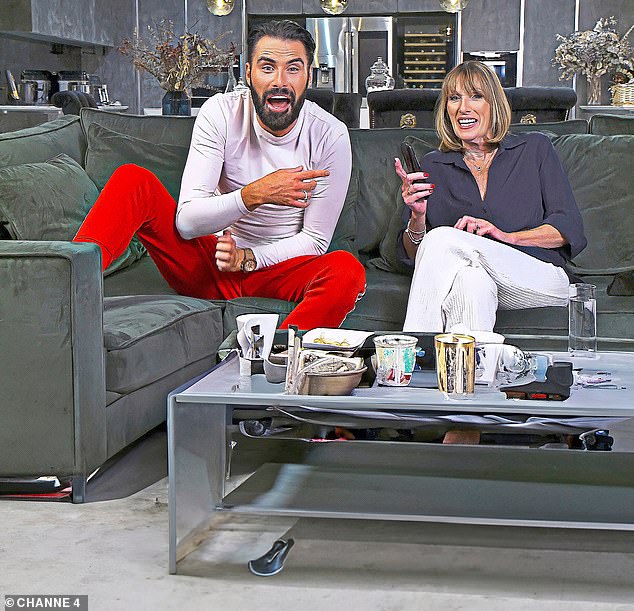 رايلان ووالدته ليندا على Celebrity Gogglebox