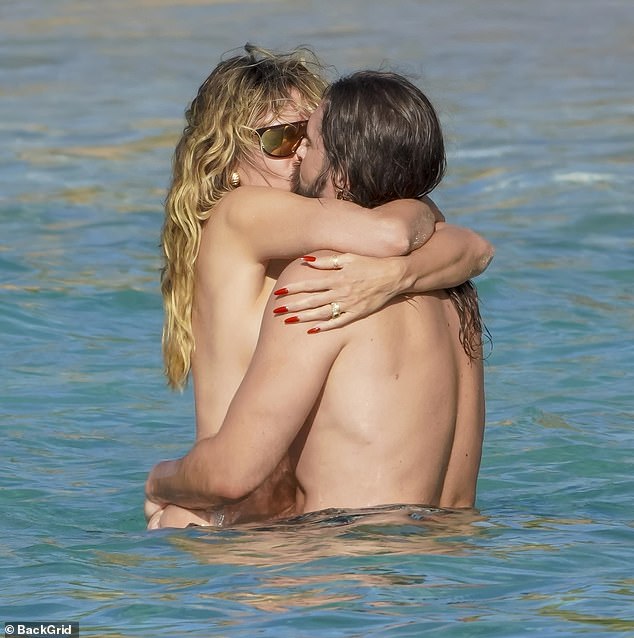 وفي وقت ما، ألقت أم الأطفال الأربعة يديها المشذبة باللون الأحمر حول زوجها أثناء تقبيله في المحيط