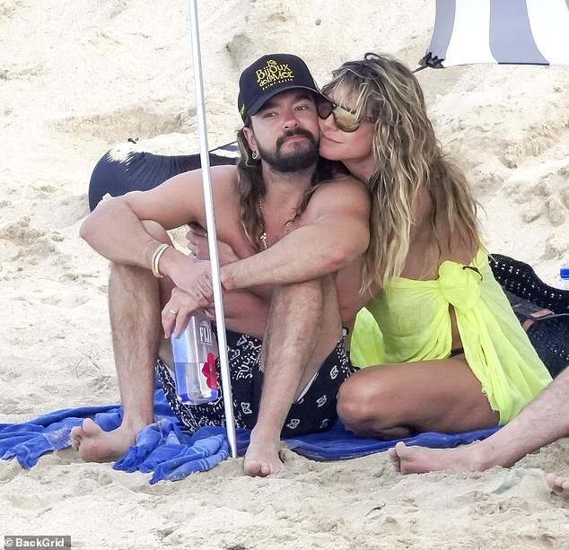 أثبت الزوجان أنهما واقعان في الحب أكثر من أي وقت مضى، حيث لم يستطيعا إبعاد أيديهما عن بعضهما البعض أثناء النزهة