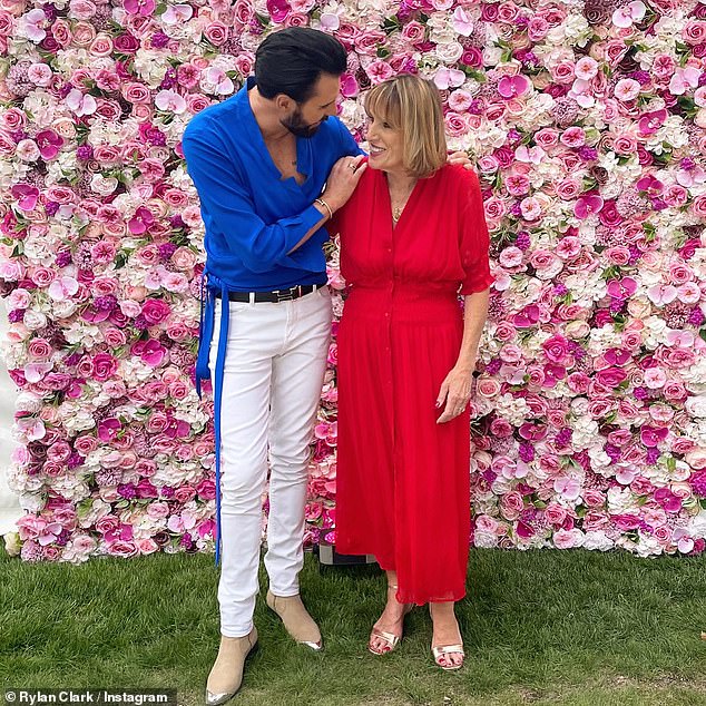 وانزلق الرجل البالغ من العمر 73 عاما، والذي ظهر على برنامج Celebrity Gogglebox، بعد أن ظن أن الثلج ماء أثناء إخراج القمامة، مما أدى إلى كسر في الكتف.