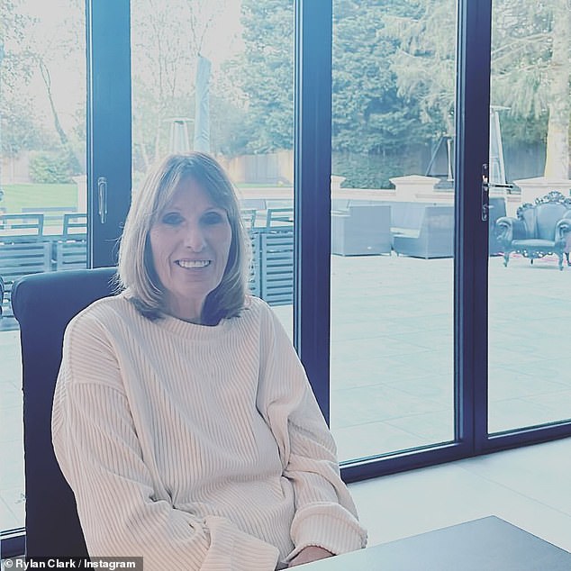 يأتي ذلك بعد أشهر قليلة من كشف رايلان عن نقل ليندا إلى مستشفى الأميرة ألكسندرا في يوليو