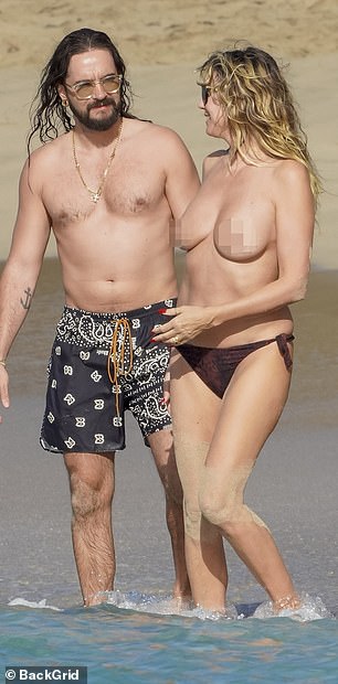 كان الفنان الموسيقي في فندق Tokio يرتدي سروال سباحة منقوشًا بالأبيض والأسود