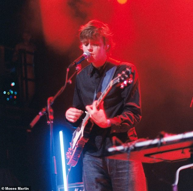 موسى هو جزء من مجموعة موسيقى الروك البديلة 