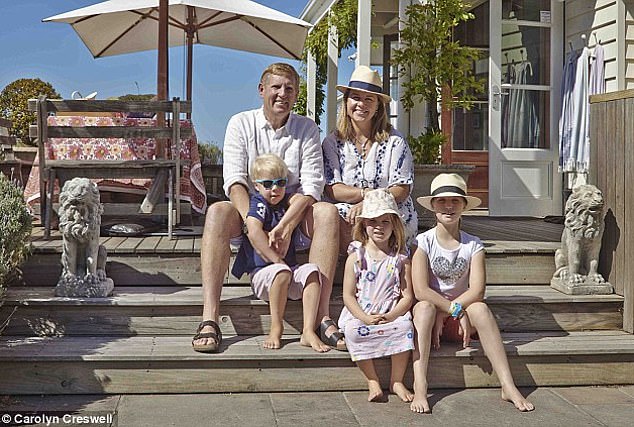 في الصورة: صورة ارتدادية لعائلتها الصغيرة، بما في ذلك زوجها بيت كريسويل