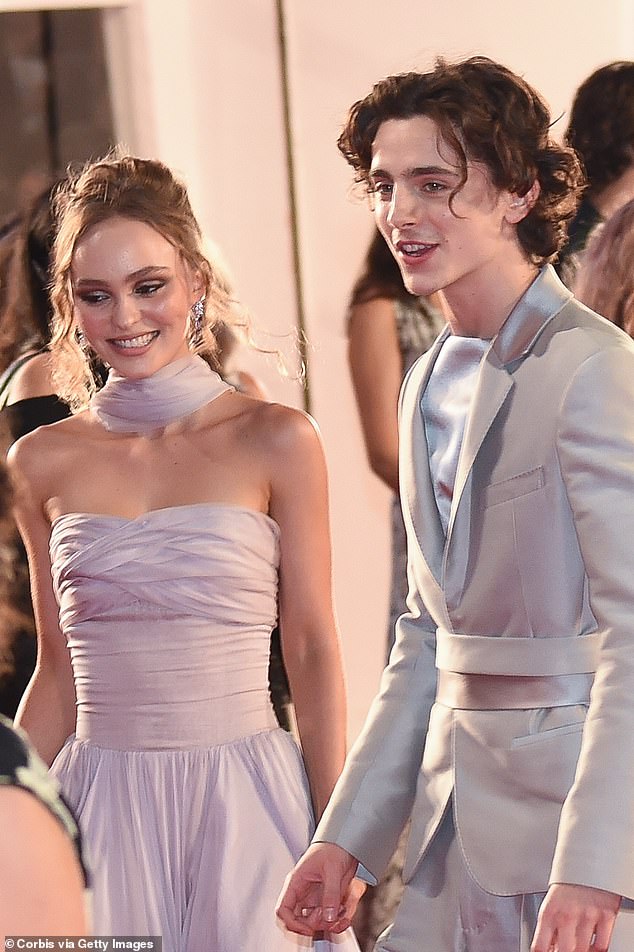 تشالاميت واعدت ديب من عام 2018 حتى انفصالهما في عام 2020، بينما تشارك جينر الأطفال، ستورمي، 7 سنوات، وآير، 3 سنوات، مع مغني الراب ترافيس سكوت، 34 عامًا. ديب وشالاميت في الصورة في عام 2019