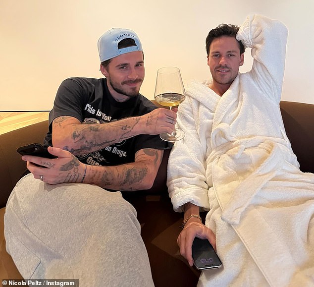 بعد الاحتفال بعيد ميلادها يوم الجمعة، توجهت الممثلة والوريثة، 31 عامًا، إلى إنستغرام لمشاركة صور لباقات الورود الرائعة التي يبدو أن زوجها، 26 عامًا، أهداها، بالإضافة إلى صور شقيقها برادلي بيلتز وكلبها الأليف.