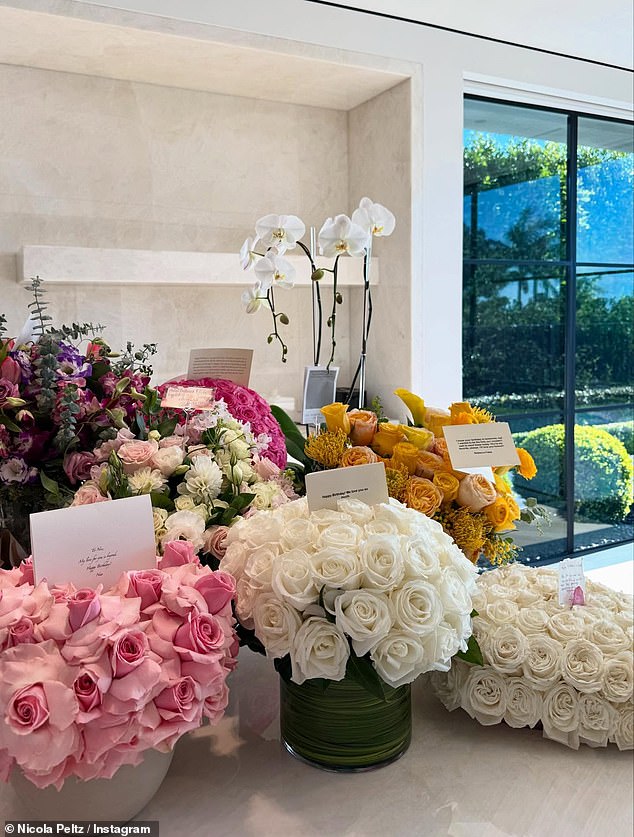 وقد أغدقت الممثلة المعشوقة بالزهور خلال احتفالات عيد ميلادها