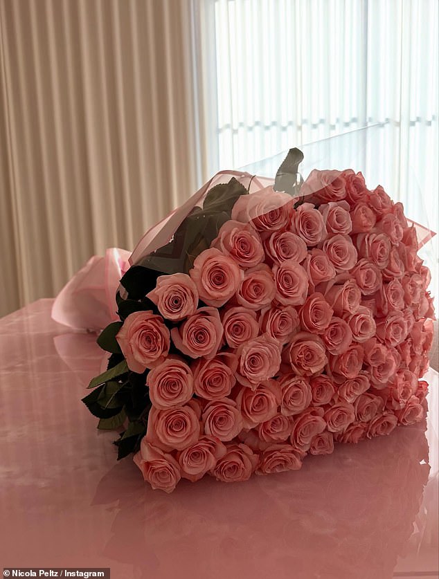 شاركت صورة مذهلة من الورود الوردية التي تلقتها في عيد ميلادها