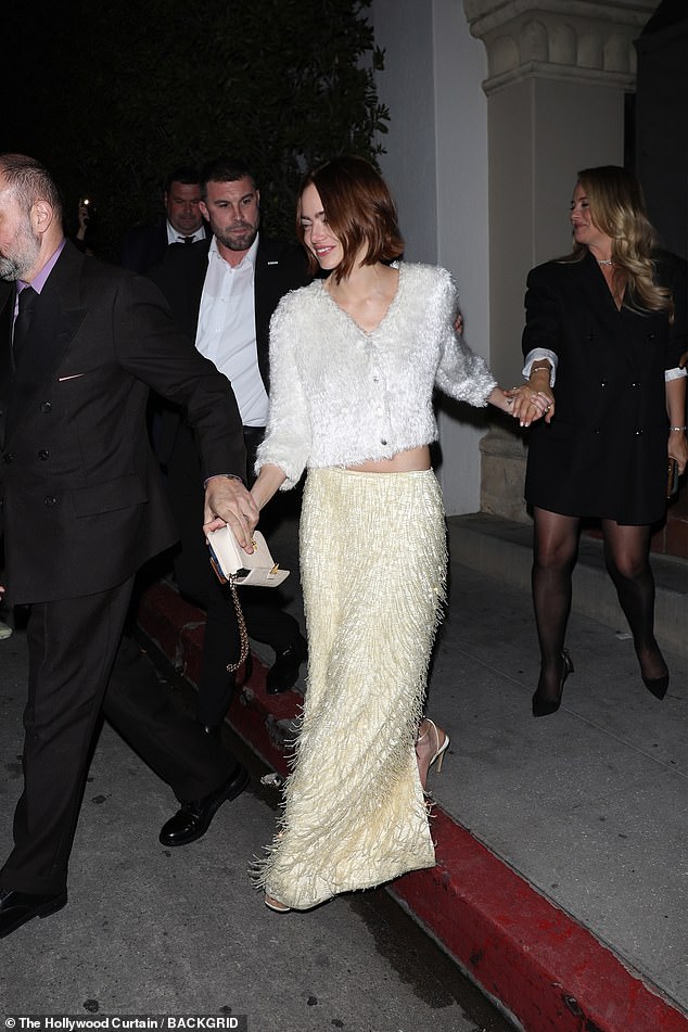 بعد رؤية إيما على السجادة الحمراء في وقت سابق من الليل، توافد المعجبون على منتدى الويب reddit للتعليق على مظهرها