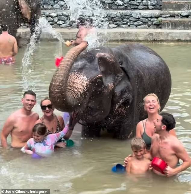 ومن الواضح أنهم استمتعوا بكل لحظة، وقاموا بالتقاط الصور أثناء إطعام الحيوانات الغريبة قبل مساعدتهم في الاستحمام في حوض سباحة ضخم