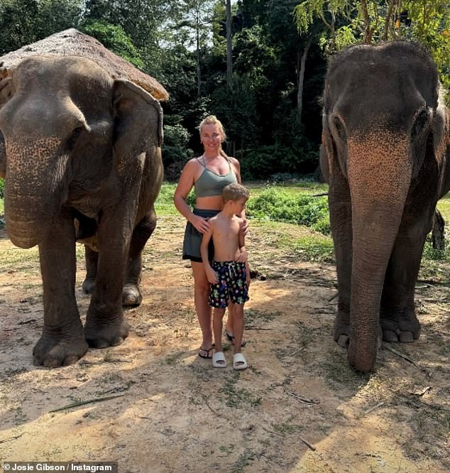 في وقت لاحق، توجهت نجمة هذا الصباح، 40 عامًا، وابنها ريجي، البالغ من العمر ستة أعوام، إلى محمية أونانج للفيلة حيث ارتدت مرة أخرى ملابس مناسبة للطقس في حمالة صدر وسروال قصير.