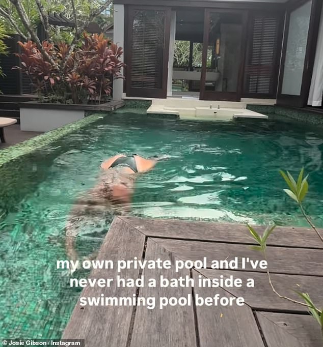 جوزي، التي انضم إليها أيضًا أفراد آخرون من العائلة في الرحلة، قامت بالسباحة قبل أن تسترخي لاحقًا في حوض الاستحمام الخارجي المجاور