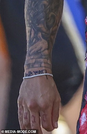 قام الزوجان مؤخرًا بتوقيع أسماء بعضهما البعض على أذرعهما. يظهر هنا وشم إسباني - 