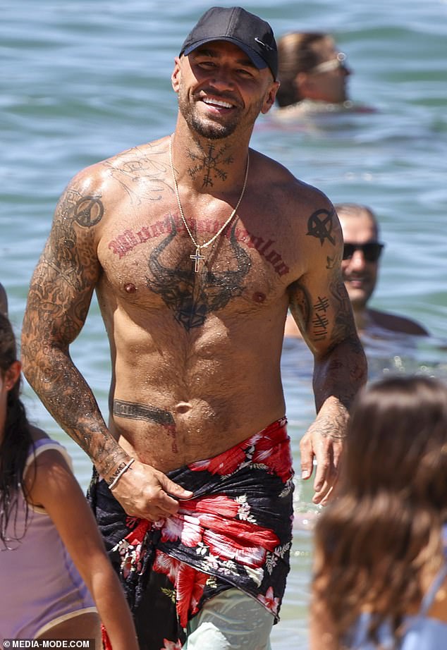 أظهر الإسباني جسده الموشوم وهو يخرج بثقة من الماء