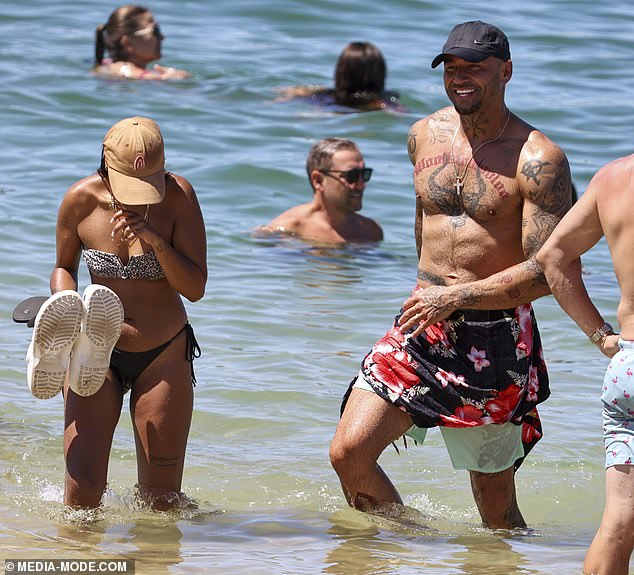 وارتدى قبعة بيسبول وأكمل إطلالته بقلادة على شكل صليب وسوار من الماس