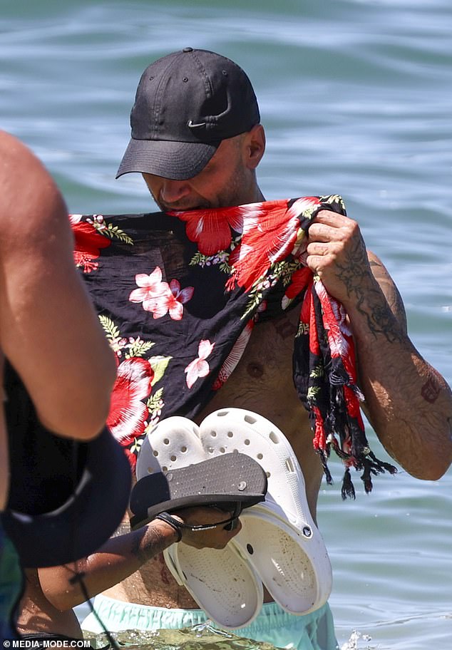 آفا، التي كانت ترتدي لباس سباحة قصيرًا بطبعات حيوانية وسروالًا أسود، ألزمته بذلك، حتى أنها ساعدته على لف القماش فوق مناطقه السفلية المكشوفة جزئيًا.