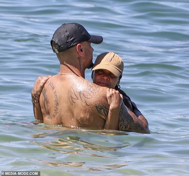 قبل لحظات، شوهد سبانيان وهو يستريح مع صديقته الجديدة في الأمواج