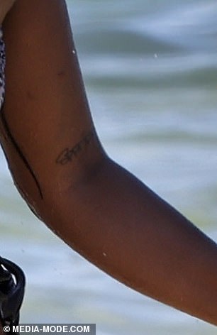 عرضت آفا وشم ذراعها 